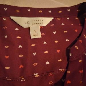 Lauren Conrad size Small Maroon Love Pattern Blouse